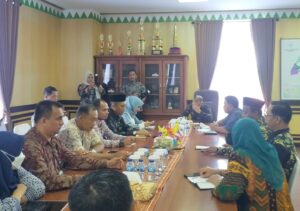 Wakil Bupati Natuna, Rodial Huda pimpinan rapat Persiapan Akhir Kegiatan STQH Tjngkat Provinsi Kepulauan Riau Tahun 2023, di ruangan kerja wakil Bupati Natuna. Jalan Baru Sisir Bukit Arai. Kamis 27 Maret