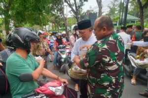 Wakil Walikota dan Komandan Korem 033/WP Kompak Berbagi Takjil ke Pengendara 