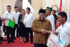 Bersama Gubernur Kepri, Hadi Candra Salurkan Bantuan di Natuna