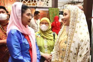 Hafizha Tampilkan Tudung Manto di Hadapan Ibu Negara