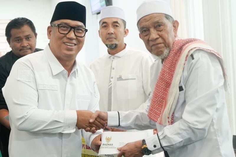 Pengurus masjid terima bantuan dari Wagub Kepri Nyanyang Haris Pratamura dalam kegiatan Safari Ramadan di Kota Batam
