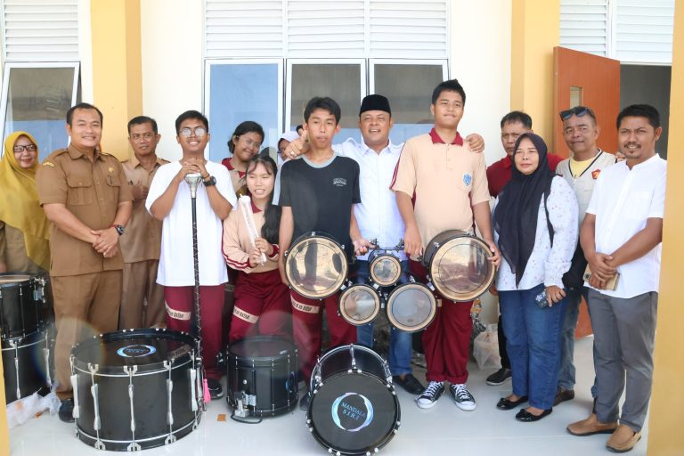 Iman Sutiawan menyerahkan bantuan berupa seperangkat alat Marching Band kepada SMAN 29 Tiban