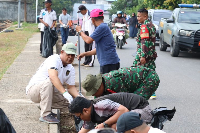 Iman Sutiawan ikut langsung bersih-bersih di lingkungan Kelurahan Sei Harapan, Batam