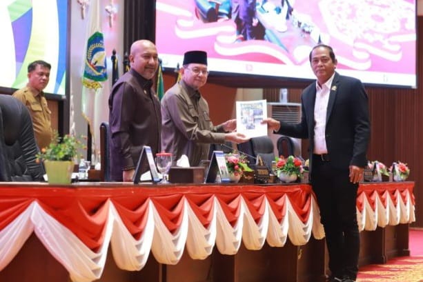 Rapat Paripurna Masa Sidang ke-2 Tahun Anggaran 2025–2026 yang dipimpin Wakil Ketua II DPRD Provinsi Kepulauan Riau, dr. T. Afrizal Dachlan, MM, 