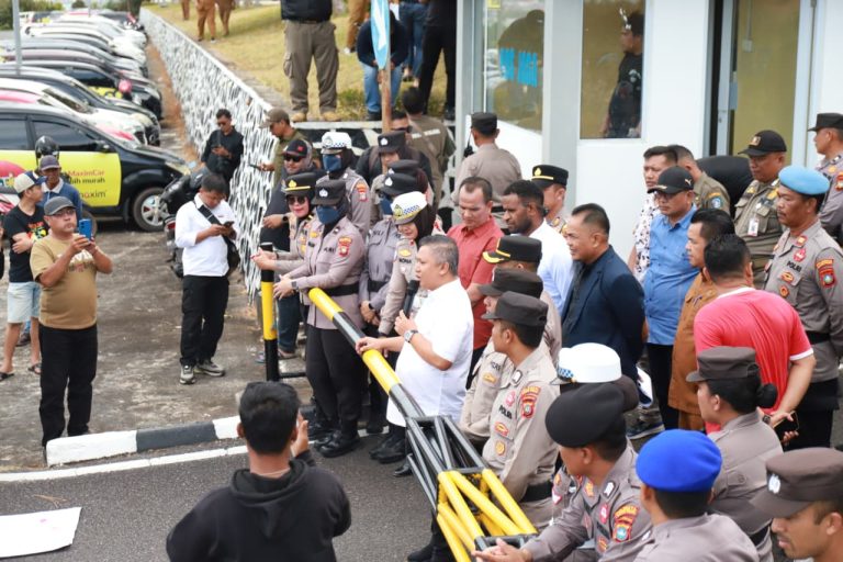 Ketua Komisi III Teddy Jun Askara saat menemui para aksi unjuk rasa para Driver Maxim di halaman Gedung Sekretariat