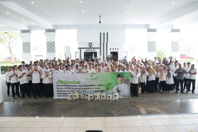 Sekretariat DPRD foto bersama di halaman Gedung DPRD