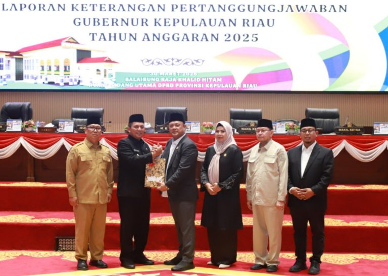 Penyerahan Dokumen LKPj Tahun 2025 kepada pimpinan DPRD Provinsi Kepulauan Riau dalam Rapat Paripurna Masa Sidang ke-3 Tahun Anggaran 2025–2026 