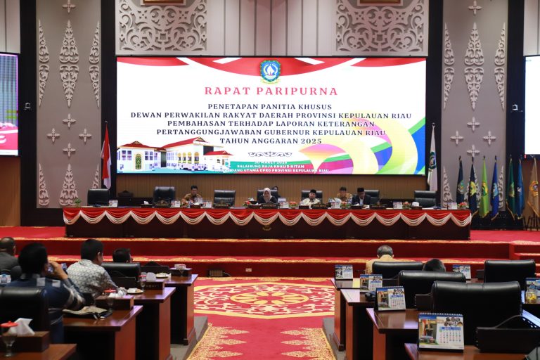 DPRD Provinsi Kepulauan Riau saat menggelar Rapat Paripurna Masa Sidang ke-3 Tahun Anggaran 2025–2026 di Ruang Sidang Utama Balairung Raja Khalid Hitam