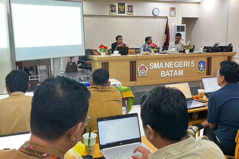 Kegiatan sinkronisasi data guru di SMAN 5 Batam
