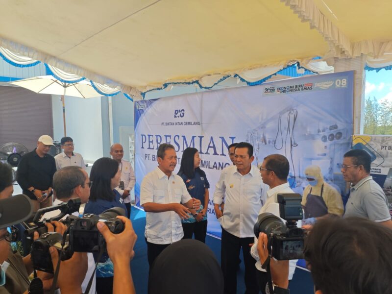 Gubernur Kepri Ansar Ahmad mendampingi Menteri Trenggono saat mengunjungi unit pengolahan ikan milik PT Bintan Intan Gemilang di Kabupaten Bintan.