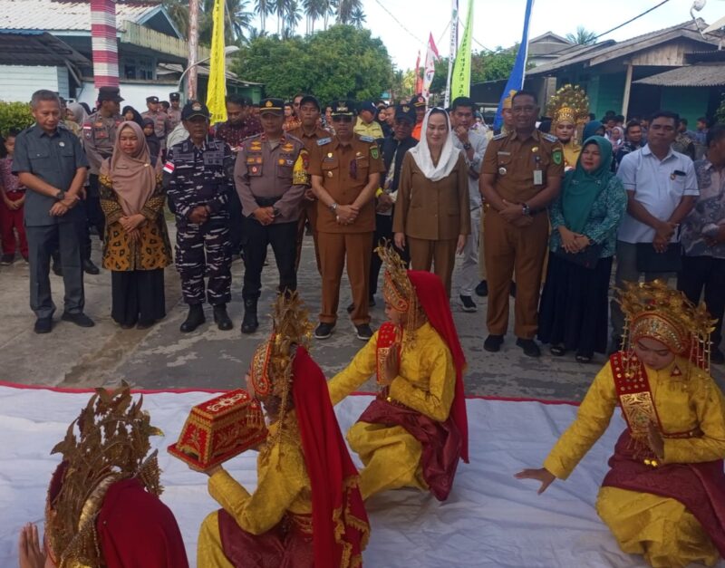 Rombongan Bupati Natuna di sambut masyarakat setiba di Pulau Laut