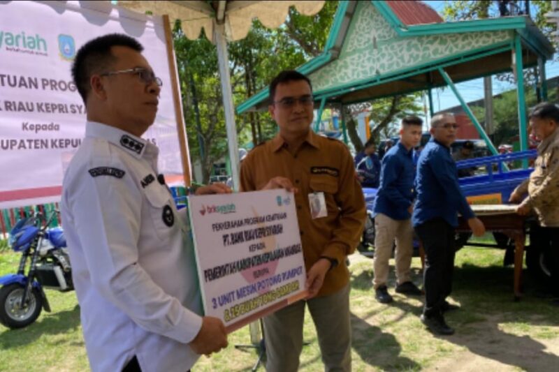 Bupati Aneng saat menerima CSR dari Bank Riau Kepri (BRK) kepada Pemkab Anambas