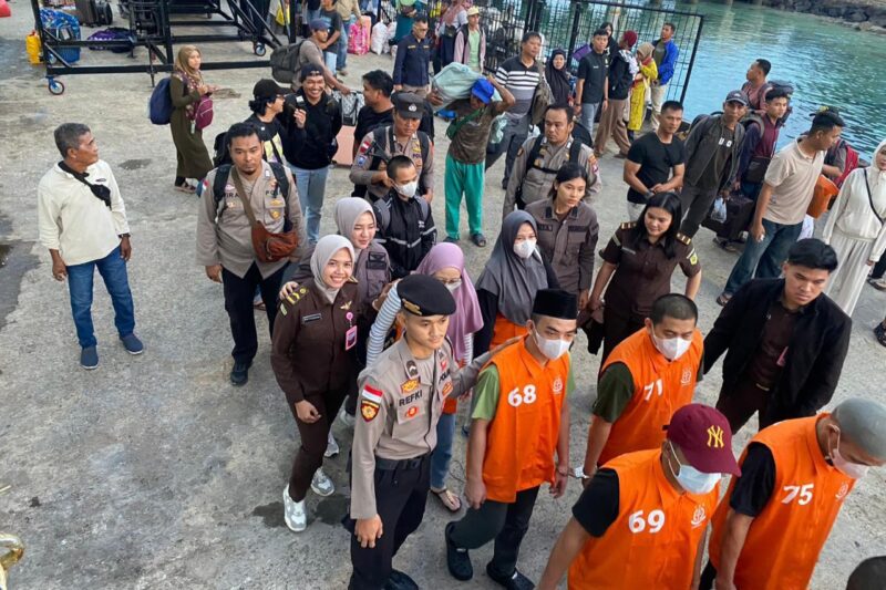 Sejumlah tahanan yang hendak diberangkatkan ke Tanjungpinang menggunakan kapal laut