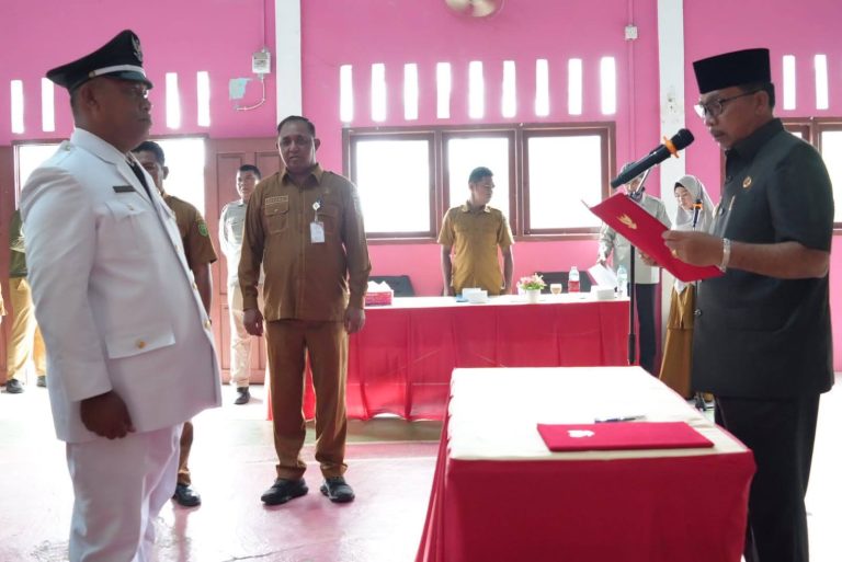 Pelantikan Raja Samsul Bahri yang dipimpin Wakil Bupati Natuna Jarmin Sidik