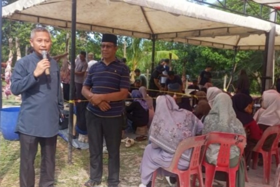 Ketua HKS, H. Darwandi, bersama warga dari keluarga besar Serasan melaksanakan penyembelihan hewan kurban