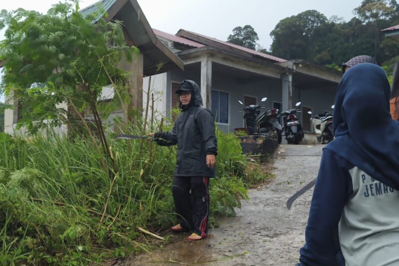 Masyarakat semangat gotong royong demi menciptakan lingkungan desa