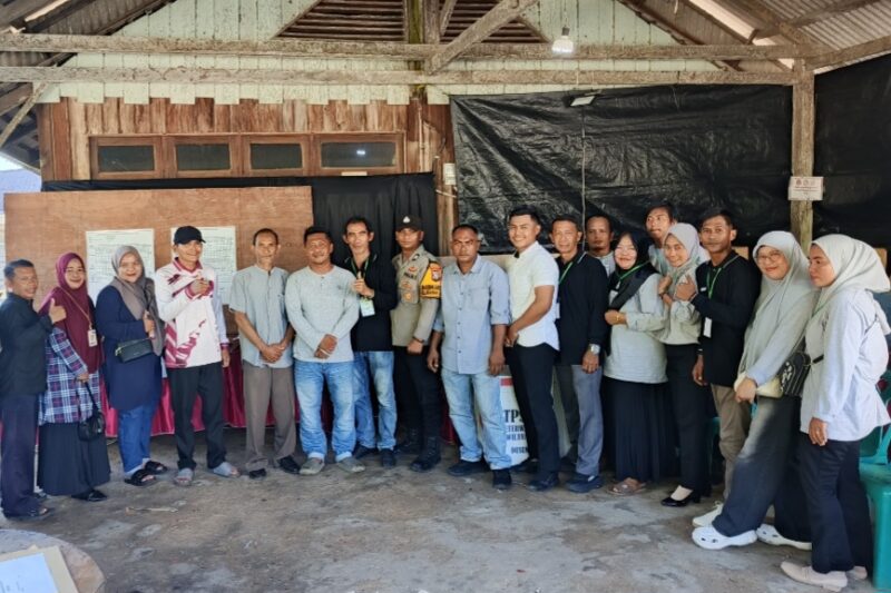 Kepala Desa Batu Berapit bersama panitia pemilihan BPD serta para kandidat calon anggota BPD seusai pemilihan