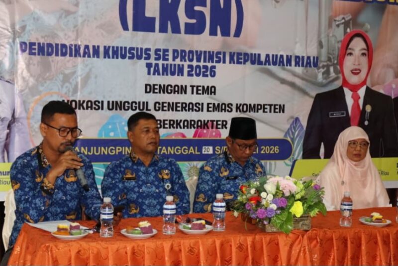 Panitia Pelaksana Heri Hefrizal dan Kepala Bidang Pembinaan Pendidikan Khusus Dinas Pendidikan Provinsi Kepulauan Riau Suhadi saat membuka kegiatan