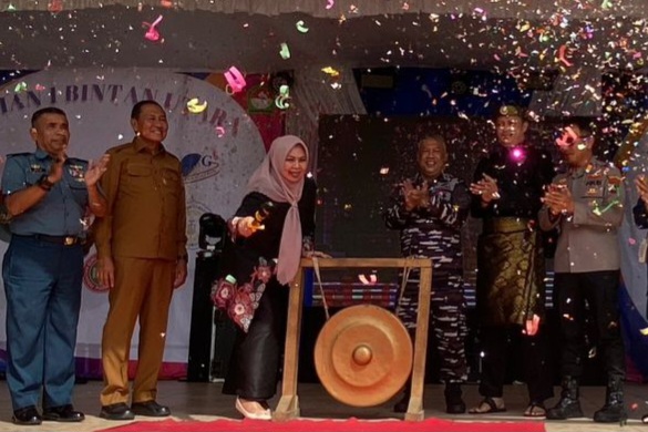 Andi Agung mendampingi Ketua TP PKK Provinsi Kepulauan Riau Hj. Dewi Kumalasari Ansar dalam pembukaan kegiatan Gawainya Anak Smansa (GASSA) Tahun 2026 SMA Negeri 1 Bintan Utara