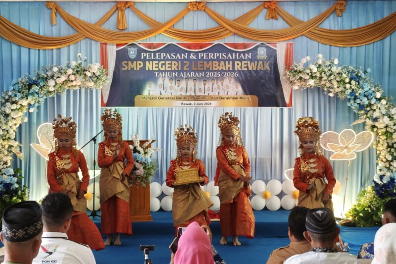 Penampilan seni yang dipersembahkan oleh siswa-siswi kelas VIII, yang menghibur para tamu undangan.