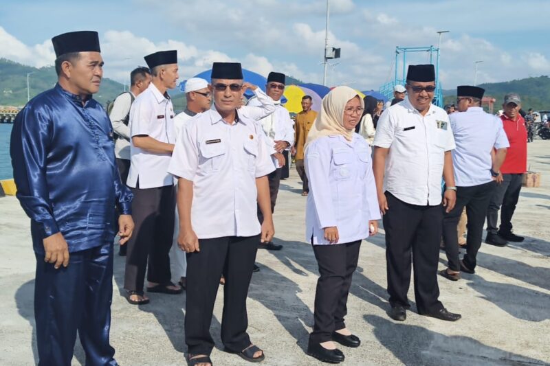 Camat Jemaja Timur Tetti Amalia saat menunggu kepulangan Jemaah Haji‎ di pelabuhan Berhala - Letung