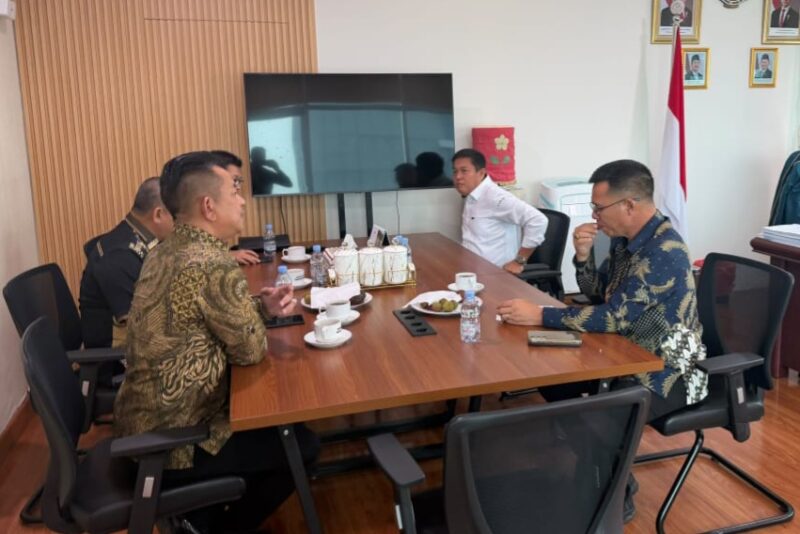 Bupati Aneng bersama staf saat di ruang tunggu kantor Direktorat Jenderal Pengelolaan Kelautan (DJPK) KKP RI, dengan agenda pembahasan sejumlah isu strategis nelayan di Anamabas
