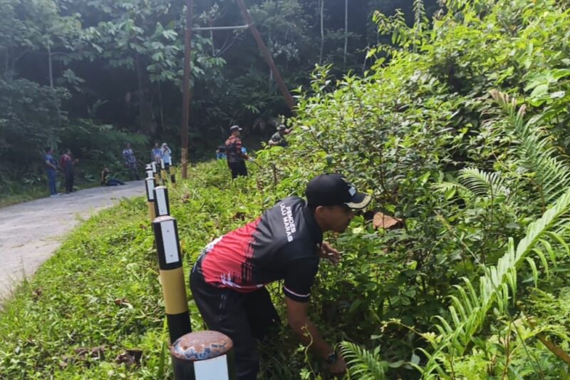 Program gotong royong keliling yang digagas Pemerintah Kecamatan Jemaja Timur melalui kegiatan Jumat ASRI