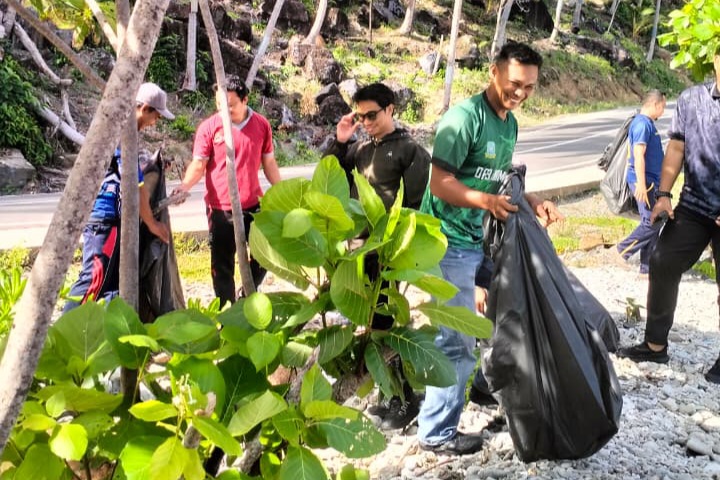 Jajaran staf DP3 Anambas pada kegiatan aksi nyata dalam menjaga kebersihan dan kelestarian lingkungan laut serta pesisir