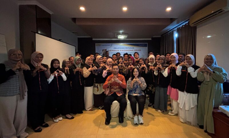 Kepala BPS Natuna, Wahyu, bersama petugas lapangan seusai mengikuti pembekalan dan pelatihan