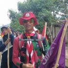 Anggota Pramuka SMA Negeri 1 Jemaja saat jalan kaki sejauh 25 kilometer