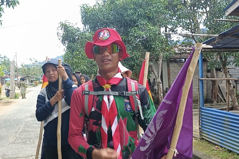 Anggota Pramuka SMA Negeri 1 Jemaja saat jalan kaki sejauh 25 kilometer