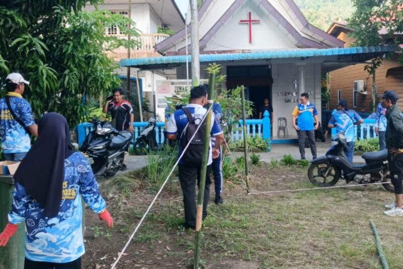 Kegiatan gotong royong di rumah ibadah, diantaranya Gereja Pantekosta Pusat Surabaya (GPPS) Jemaat Rahmat di Jalan Imam Bonjol, Tarempa 