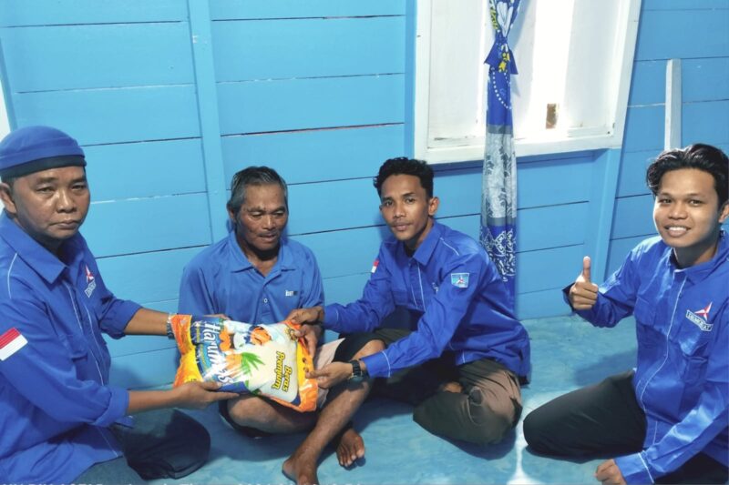 ‎Apriafun dan penguruus ranting Partai Demokrat Kecamatan Jemaja Timur saat menyalurkan bantuan di rumah salah satu warga 