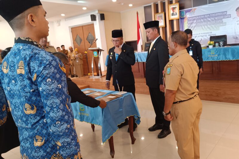 Seluruh peserta mengikuti penandatanganan sebagai bentuk komitmen untuk mengemban amanah sebagai aparatur sipil negara yang setia kepada Pancasila dan Undang-Undang Dasar 1945