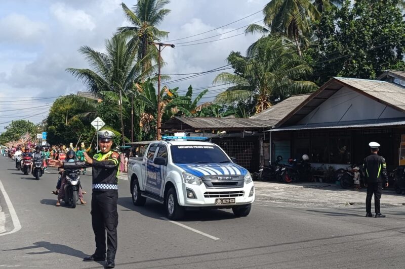 Pengawalan dan pengaturan lalu lintas yang dilakukan personil Polisi untuk memastikan kegiatan berlangsung aman serta tidak mengganggu aktivitas masyarakat pengguna jalan.