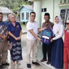 Disaksikan Wisatawan Kapal Vega 1892, Bupati Aneng serahkan bantuan pendidikan kepada pelajar di Desa Telaga