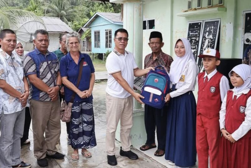 Disaksikan Wisatawan Kapal Vega 1892, Bupati Aneng serahkan bantuan pendidikan kepada pelajar di Desa Telaga