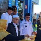 Ustad Das'ad Latif tiba di Bandara Matak, disambut oleh jajaran Bupati Aneng.