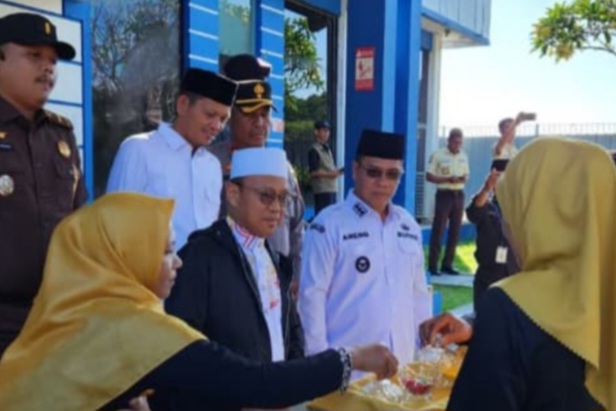 Ustad Das'ad Latif tiba di Bandara Matak, disambut oleh jajaran Bupati Aneng.