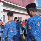 Camat Tetti Amalia bersalaman dengan jajaran pegawai Kecamatan Jemaja Timur setelah uoacara digelar di halaman kantor