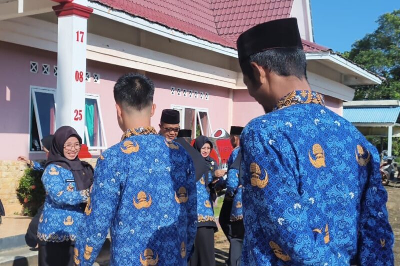 Camat Tetti Amalia bersalaman dengan jajaran pegawai Kecamatan Jemaja Timur setelah uoacara digelar di halaman kantor