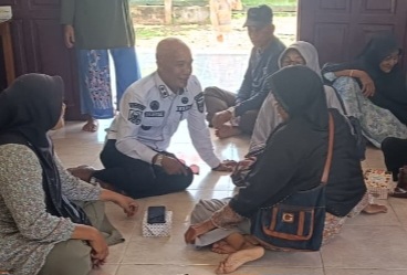 Kades Herianto duduk bersama para lansia untuk mendengarkan langsung berbagai keluh kesah serta harapan yang disampaikan.