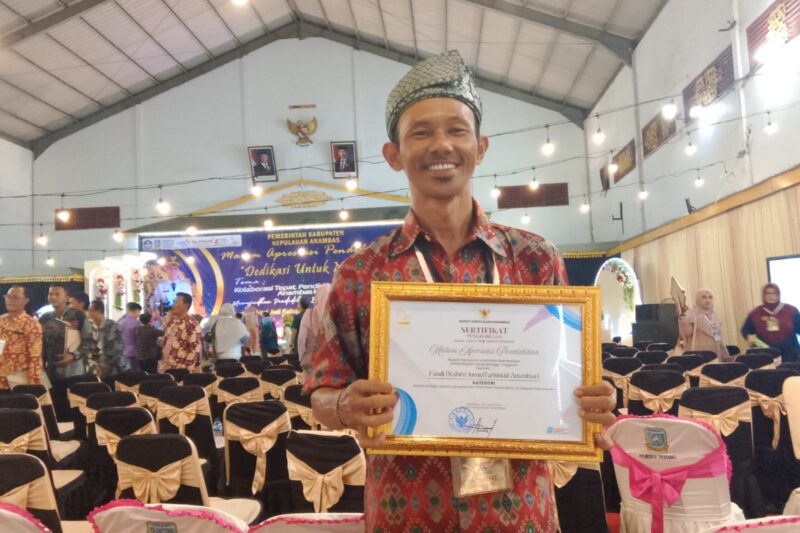 Fendi, wartawan JurnalTerkini.id, menerima penghargaan dalam katagori penyebaran informasi pendidikan di daerah