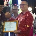 Bupati Aneng menyerahkan Penghargaan Dinas Pendidikan Anambas kepada Kepala Desa Impol Yurnalis
