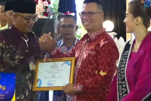 Bupati Aneng menyerahkan Penghargaan Dinas Pendidikan Anambas kepada Kepala Desa Impol Yurnalis
