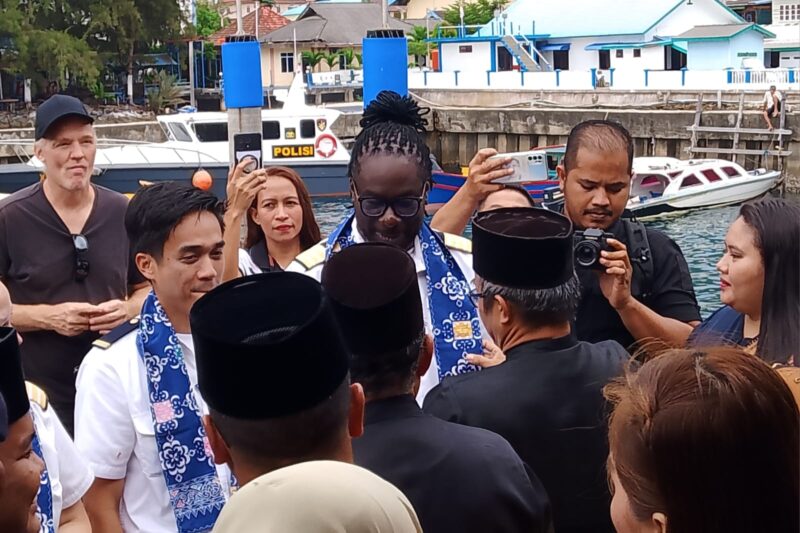 Bupati Aneng sambut kedatangan wisatawan kapal pesiar MV Odyssey yang baru tiba di Kabupaten Anambas