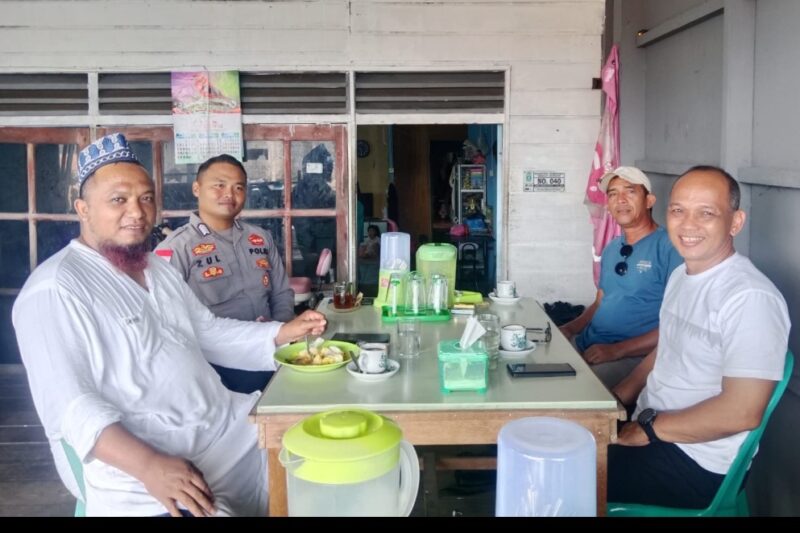 Plt. Ketua Ranting HNSI Kecamatan Jemaja, Zamri, bincang santai bersama Kapolsek Jemaja dan tokoh agama setempat
