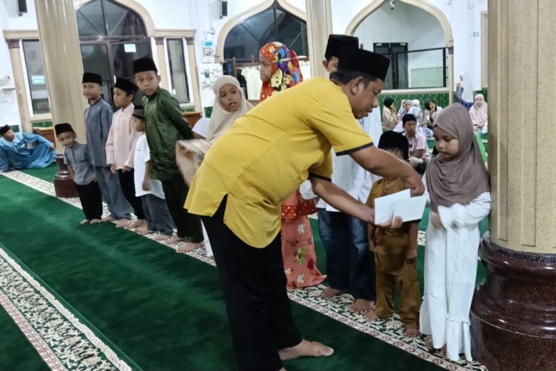 Berbagi kebahagiaan dengan anak-anak yatim sebagai wujud kepedulian dan kebersamaan