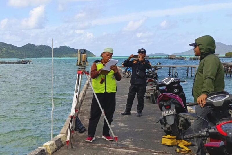 Tim survei topografi dari Kementerian Kelautan dan Perikanan (KKP)