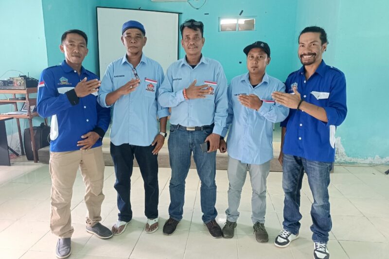 Ketua DPC HNSI Kabupaten Kepulauan Anambas, Agustar (tengah).